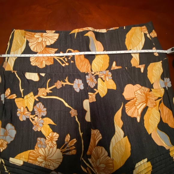 Agnes & Dora High Waisted Pixie Jeans. (says L but fits like a medium) - Picture 8 of 13